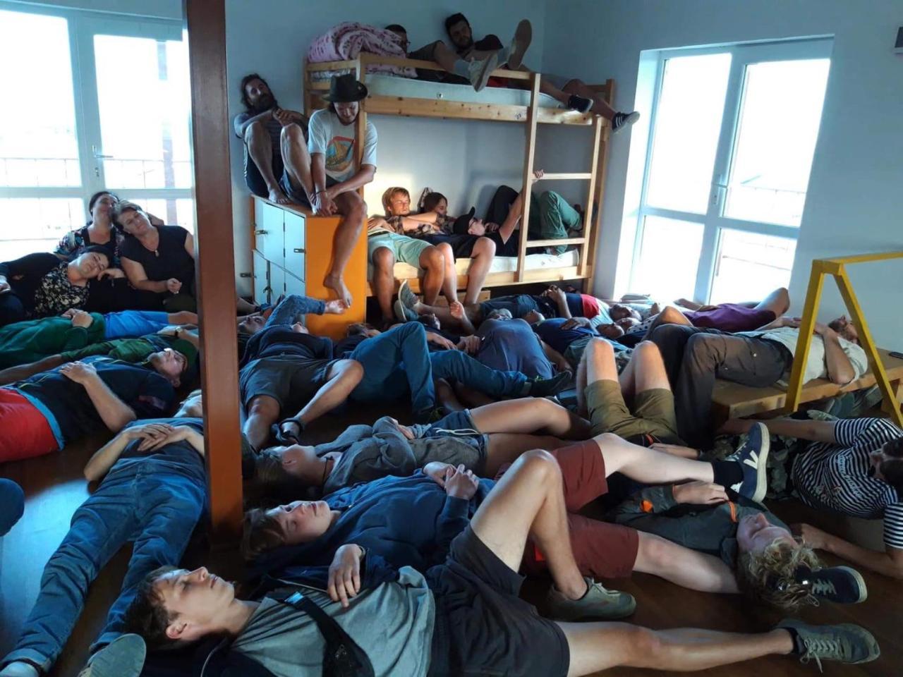 Udabno Hostel Bagian luar foto